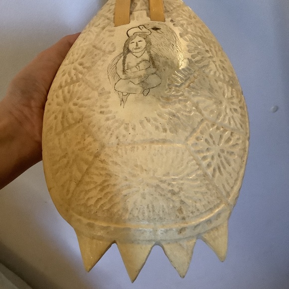 Indigenous turtle carving - Picture 2 of 5